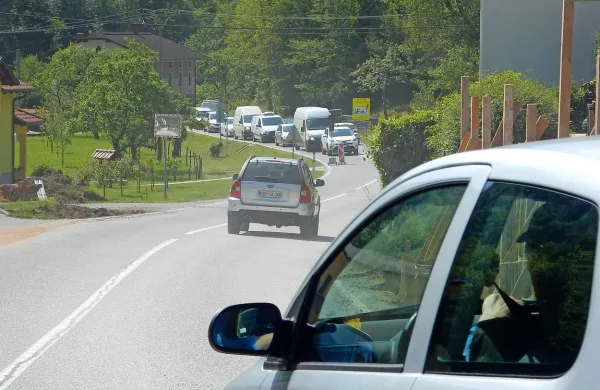 S približevanjem poletja bodo vrste avtomobilov pri semaforjih vse daljše. 