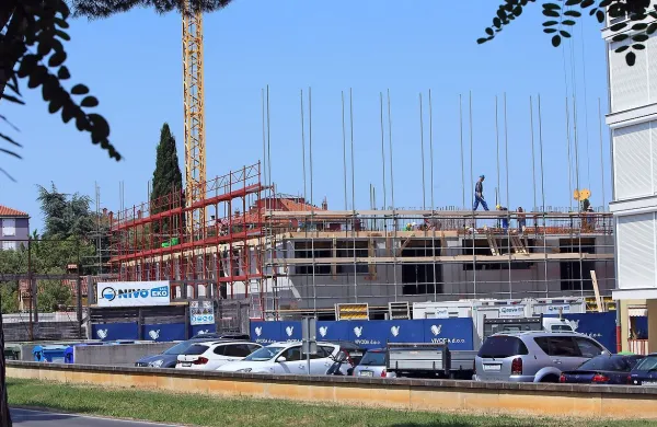 Še nedokončana stanovanja na Oktobrski ulici v Izoli so šla 
za med.