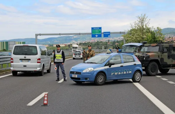  Italija je v torek odpravila začasen nadzor na notranjih 
schengenskih mejah,  tudi na meji s Slovenijo, ki ga je uvedla 
10. maja zaradi vrha skupine sedmih industrijsko najbolj 
razvitih držav sveta G7 na Siciliji.