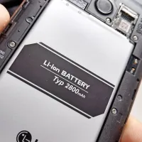 Enostaven dostop do  zmogljive baterije in do  reže 

za nano SIM in micro SD kartico.