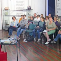 Ana Jelnikar je v Kosovelovi sobi v Sežani predstavila vez med Kosovelom in Tagorejem.
