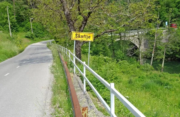 Po cesti od matavunskega križišča bodo težki tovornjaki v lokalnem prometu lahko pripeljali le do Škofelj. Čez most čez Reko ne bodo smeli. Z druge strani jim bodo pot od Famelj do Škofelj prepovedali. 