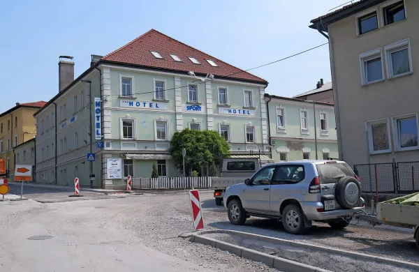V hotelu Sport opozarjajo, da imajo zaradi dolgotrajne zapore 
ceste in prahu velik izpad prihodkov.