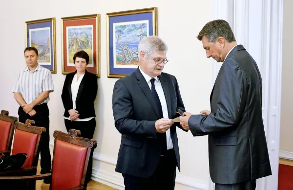 Predaje letnega poročila predsedniku republike so se 
predvčerajšnjim udeležili vsi trije člani senata KPK. Kot nam 
je povedala Alma Sedlar, to ni bila želja Borisa Štefaneca, 
ampak Pahorjevega urada. 