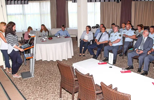 Dunja Karlovič z izolske upravne enote (za govorniškim 
pultom) je opozorila, da je na nekaterih prireditvah en sam 
varnostnik ali reševalec iz vode, čeprav  mora biti na razpolago  tudi 12 ur.   