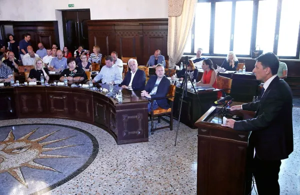 Na zadnji izredni seji je govoril tudi predsednik uprave Luke Koper Dragomir Matić.