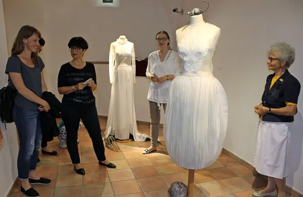  Neža Pavšič (levo) na razstavi slavnostnih oblek s čipko in strašljivih mask 
Sebastjana Šeremeta.