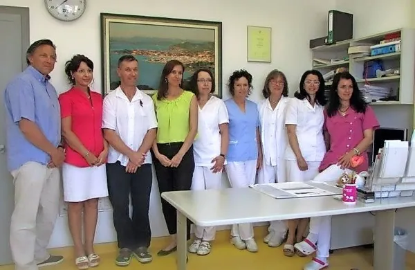 Izolske pediatrinje so v  belih haljah: druga z desne je Martina 
Soban, tretja Marisa Višnjevec Tuljak in peta  Ana Čajka.
