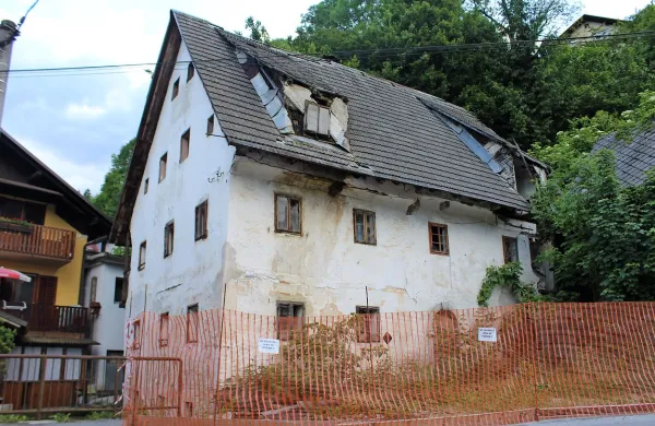 Skoraj povsem razpadla, a med zadnjimi  opuščena rudarska hiša, je  spomeniško varovana.

