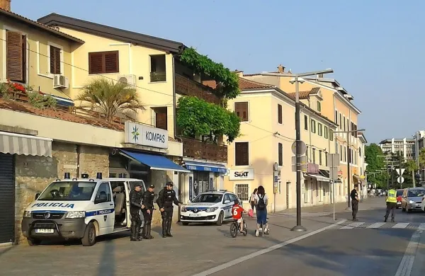 Policisti  so že  proti večeru po koprskih mestnih ulicah spremljali dogajanje. 