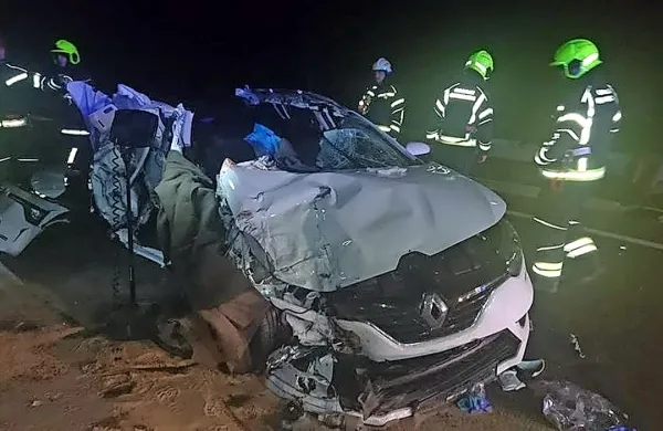 V tragični nesreči je umrl 25-letni voznikov brat, ki je sedel na 
sovoznikovem sedežu. 