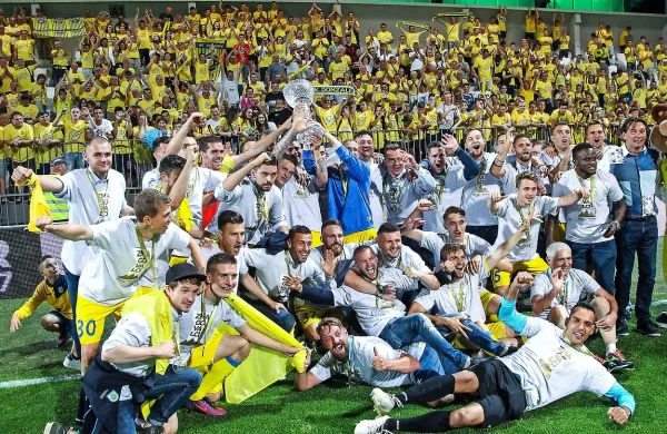 Domžalsko rajanje na Bonifiki ob osvojitvi pokalne lovorike.