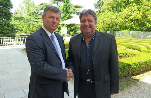 Minister Peter Gašperšič med včerajšnjim obiskom v Sežani 
pri županu  Davorinu Terčonu.