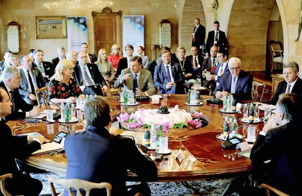 Predsedniki držav pobude Brdo Brioni so sprejeli deklaracijo, 
v kateri so poudarili, da mora Zahodni Balkan ostati v 
središču interesa Bruslja in članic EU ter da je treba odprta 
vprašanja rešiti s političnim dialogom. 