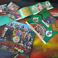 Prelomni album je leta 1967 izšel na  plošči, ki ni bila  revolucionarna samo glasbeno, marveč 
tudi oblikovno, leta 1987 pa so Narednika Popra izdali še na CD-ju. 