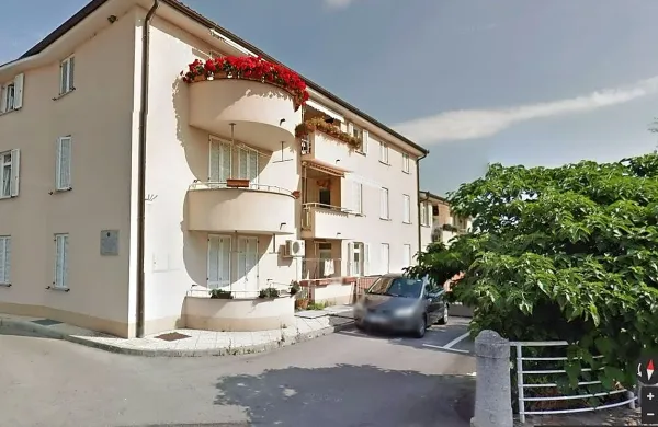 V notranjem ministrstvu se strinjajo, da se begunce namesti 
v dve stanovanji v neprofitnem bloku na Škofijah (na fotografiji).