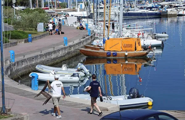 V morju pred jadralnim klubom v izolski Marini so danes okoli 
6. ure opazili utopljenca.