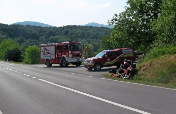 Namesto na morju sta italijanska para včeraj z motorjem 
končala v jarku v Petrinjah.