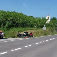 Italijanska para  sta z motorjem končala v jarku.