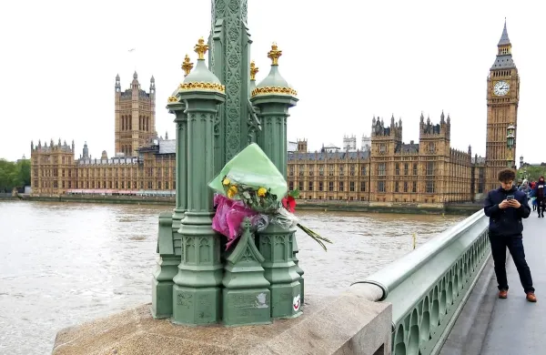 Medtem ko cvetje na mostu blizu parlamenta spominja na 
žrtve marčevskega  terorističnega napada, je London sinoči 
pretresel nov napad.