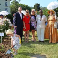 Hči Anike Horvat Stella (v ospredju), Igor Novel, direktor 
Turističnega združenja Portorož, Anika Horvat, podžupanja 
Meira Hot, župan Peter Bossman, Soka Gregorovič iz društva 
Rosa Klementina in moderatorka Irena Dolinšek (z leve) v 
rožnem vrtu.



