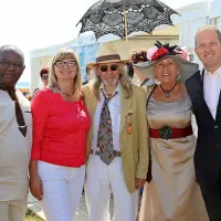 Pred fotografski objektiv so se postavili (z leve) Peter 
Bossman, Ingrid Mahnič, Janez Suhadolčan - Suhi, Irena 
Dolinšek in Igor Novel.