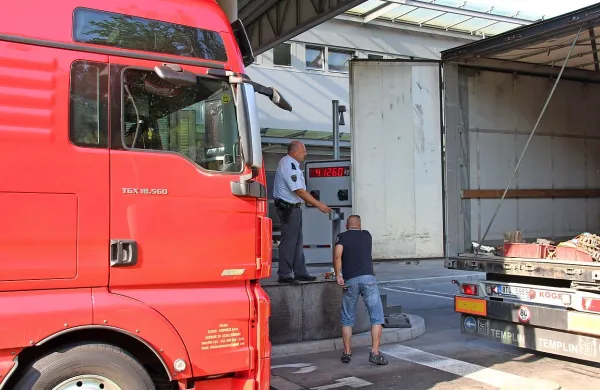 Tovornjaku, naloženem z lesom, je tehtnica namerila 41.260 
kilogramov, kar je 1260 kilogramov nad omejitvijo. Tokrat jo je 
odnesel z opozorilom. 