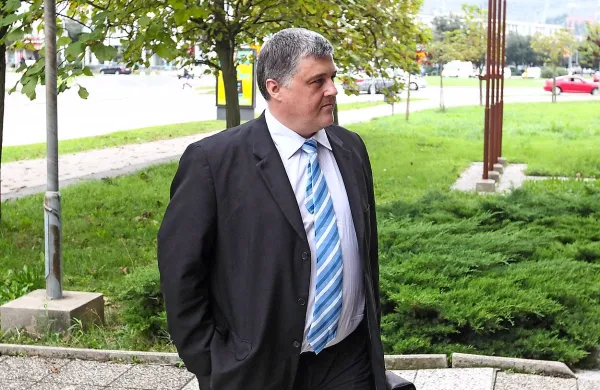 Kljub temu, da je sodišče 11. maja 2015 pravnomočno 
odločilo, da je nekdanji veleposlanik v Madridu Peter Reberc 
upravičeno ostal brez službe, ker je bilo njegovo delovanje 
neprimerno, bo Reberc odločitev skušal izpodbijati.

