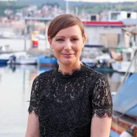 Tanja Hladnik: “Bolj pomembno je, kaj se dogaja 
na celotni slovenski festivalski sceni, kot pa, ali je 
Manziolijev trg opremljen s platnom. To je samo 
simptom.”