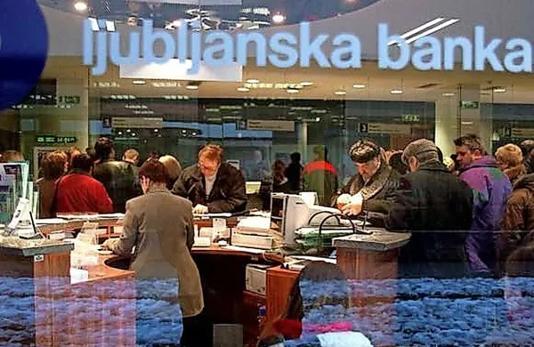 Če bo Slovenija še naprej ignorirala zahteve hrvaških bank 
glede prenesenih deviznih vlog varčevalcev Ljubljanske banke, bi o primeru lahko odločala arbitraža, piše Jutarnji list.