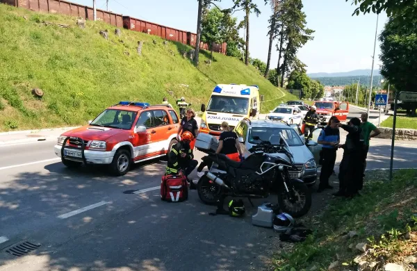 Prehitevanje kolone v Pivki bo italijanskega motorista drago 
stala. 