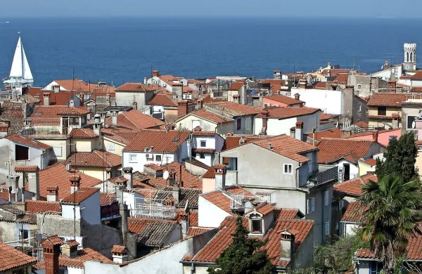 Najgosteje naseljeno naselje v Sloveniji je Piran.