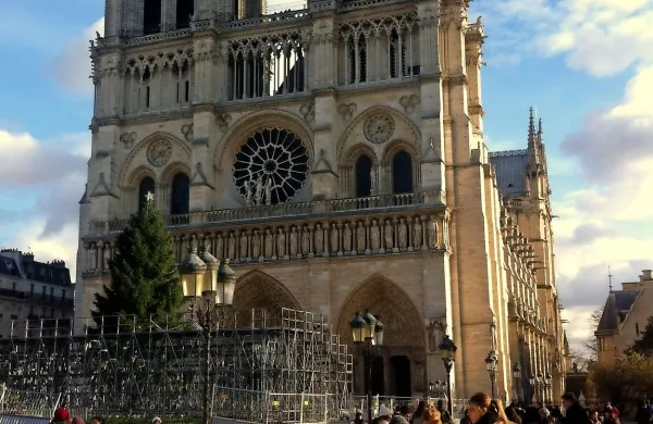 Pred pariško katedralo Notre-Dame se je danes zgodil 
incident, v katerem je policist ustrelili moškega, ki ga je 
napadel s kladivom.