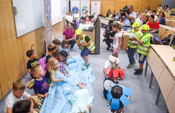 Malčki Vrtca Polhek iz Starega trga pri Ložu so v igrici  reševali potoček.    
