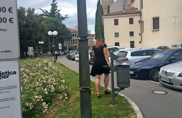 Tina Saražin iz občinske službe za stike z javnostmi ni želela, 
da jo ovekovečimo ob referendumski stojnici.