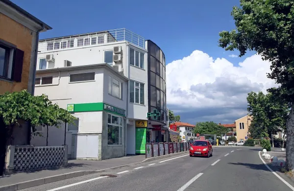 Objekt v središču Škofij (na fotografiji levo) je kamen spotike 
za Civilni iniciativo, ki si v njem ne želi integracije beguncev. 