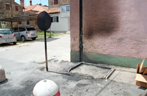 Od požiga zabojnikov v Ulici agrarne reforme je do včeraj 
ostal le osmojen zid in popolnoma ožgan prometni znak.