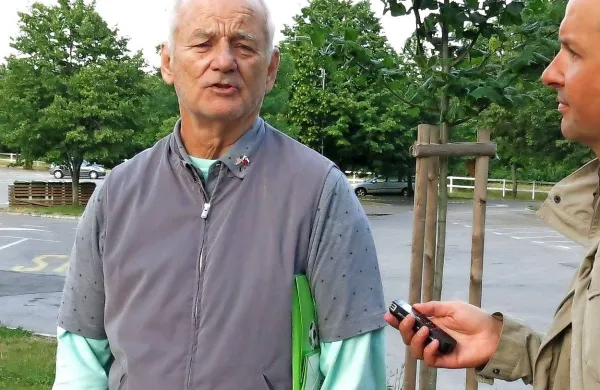 Naš novinar Andraž Gombač je Billa Murayja  danes popoldne 
ujel v Lipici, kjer si je muhasti, a prijazni Bill ogledal kobilarno 
in zatem intervju dal kar na parkirišču.