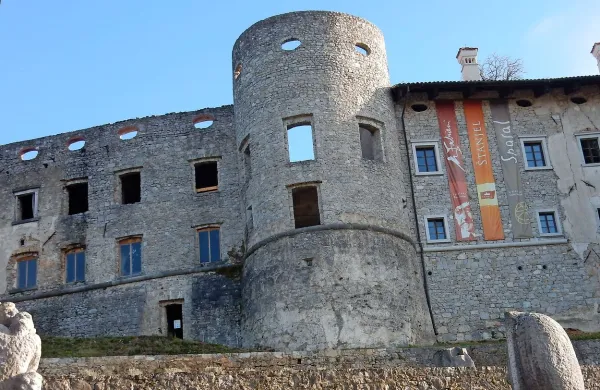 Občina išče izvajalca del, ki bo levemu delu grajskega palacija  zgradil streho in uredil fasado 
ter vgradil okna, nekaj del pa čaka tudi desni del palacija.