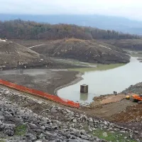 Posnetek sodi že v anale: tako je bilo umetni jezero sredi 
Vipavske doline zaradi menda nujnih popravil izpraznjeno 
leta 2012. Kdaj bo zaradi obnove, ki naj bi bila prav tako 
potrebna, pa ni znano. 
