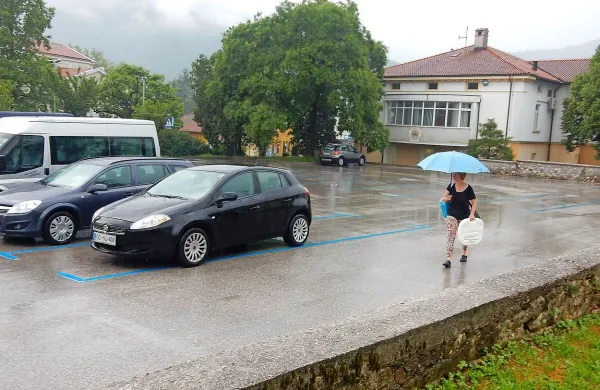 Po uvedbi parkirnine se je pred tem najbolj obremenjeno 
parkirišče v Tolminu skoraj izpraznilo. Avtomobili so se 
preusmerili na brezplačno parkirišče na Brajdi.  