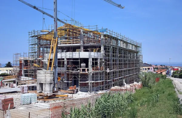 C-Aladin spominja na   svoja predhodnika, Aladina iz leta 2005  in B-Aladina iz leta 2008, le da ima nad podzemno 
kletjo in pritličjem tri etaže.