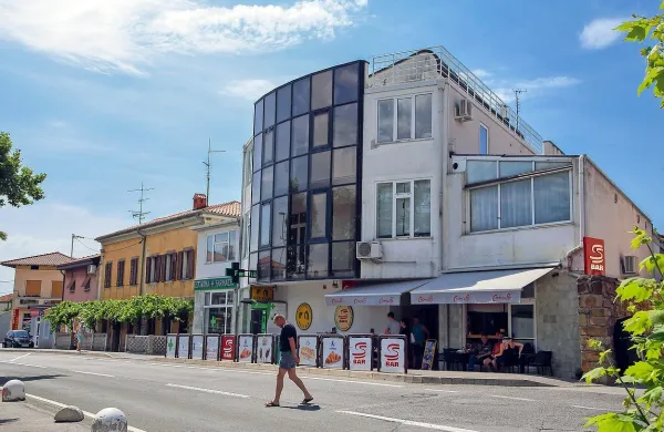 Državni sekretar  Boštjan Šefic pričakuje, da bosta koprska 
občina in vladni urad za oskrbo in integracijo migrantov  
skupaj poiskala končno rešitev glede integracijskega centra 
na Škofijah.