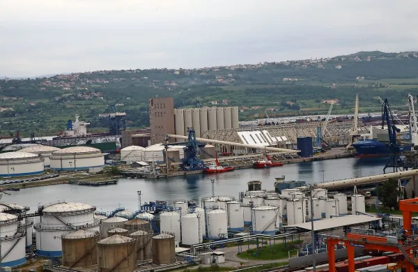 V Luki Koper trdijo, da ne načrtujejo nobenega plinskega terminala, tega ne dovoljuje niti državni prostorski načrt. V Luki pretovarjajo 
naftne derivate in letalsko gorivo; lani so zgradili tri nove rezervoarje. Skozi Koper je šlo 3,6 milijona ton kerozina in naftnih derivatov. 

