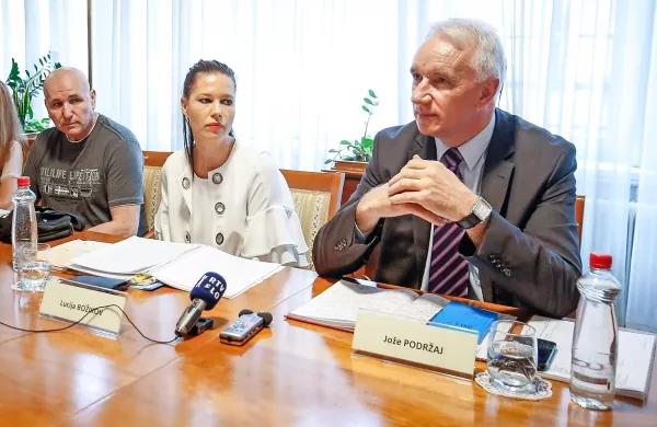 V zaporih veliko delajo na pomoči zapornikom, da bi se po 
prestani kazni lahko čim prej vrnili na prostost, poudarjata 
Jože Podržaj (desno) in Lucija Božikov. 