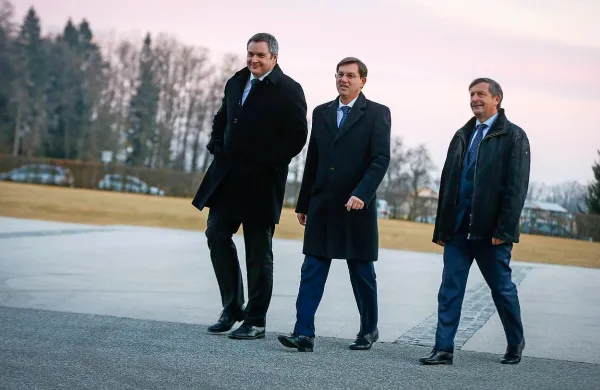 Vrh koalicijskih strank (od leve Dejan Židan, Miro Cerar in Karl 
Erjavec) je zaustavil prodajo banke NLB. 
