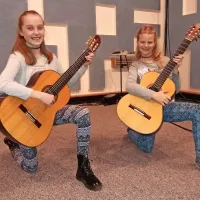 Ajda Uršič (levo) in  Kiara Lesnjak prepričata z 
ubrano in urejeno igro.