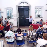 Lado Leskovar je na predstavitvi  avtobiografije tudi zapel 
nekaj svojih največjih uspešnic.  