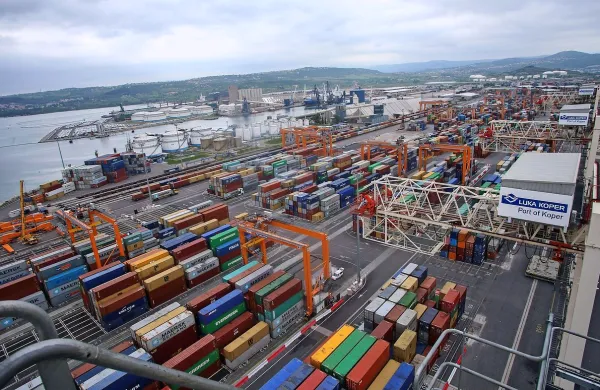 Nadzor v Luki Koper je nezadosten, treba je spremeniti 
poslovni model, ugotavljajo v Finančni upravi.