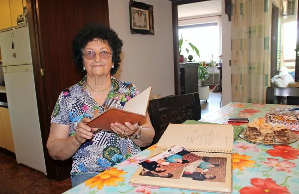 Milka Kotar še vedno rada lista knjigo vtisov, v katero so se 
poleg Tita, Kavčiča in Kardelja ter številnih drugih znanih 
gostov podpisali tudi skladatelj Alojz Srebotnjak, akademik 
Josip Vidmar in  prvi makedonski predsednik Kiro Gligorov.